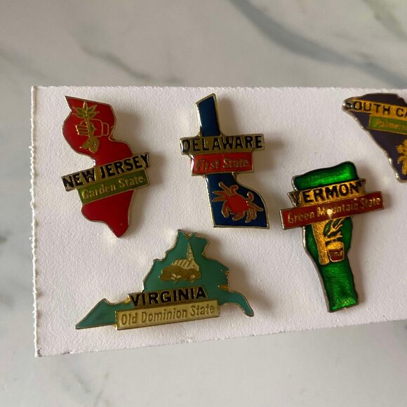 LOT OF 7 vintage USA state souvenir enamel pins - Picture 2 of 6